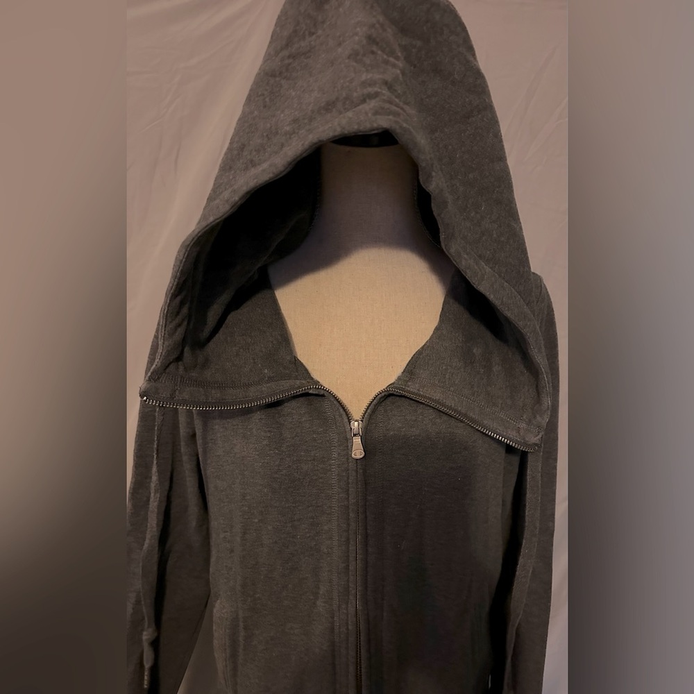 Champion L in dark gray zip up jacket with hood